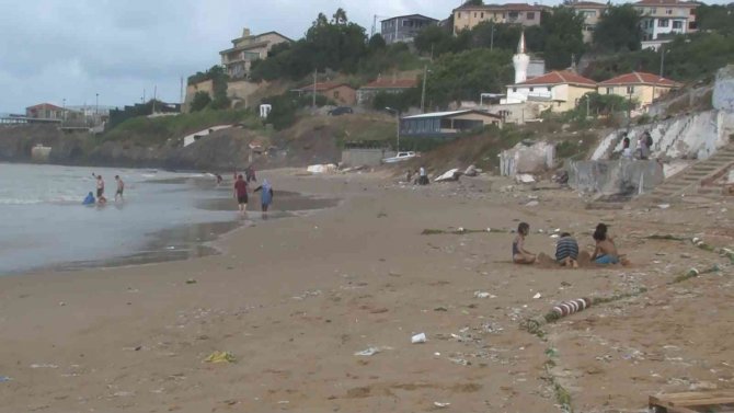 Kısırkaya Plajındaki Kirlilik Vatandaşları İsyan Ettirdi