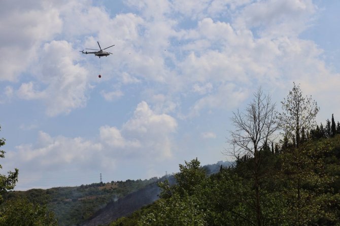 Kocaeli’de Orman Yangınına Helikopterle Müdahale Sürüyor