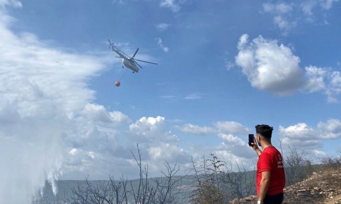 Kocaeli’de Orman Yangınına Helikopterle Müdahale Sürüyor