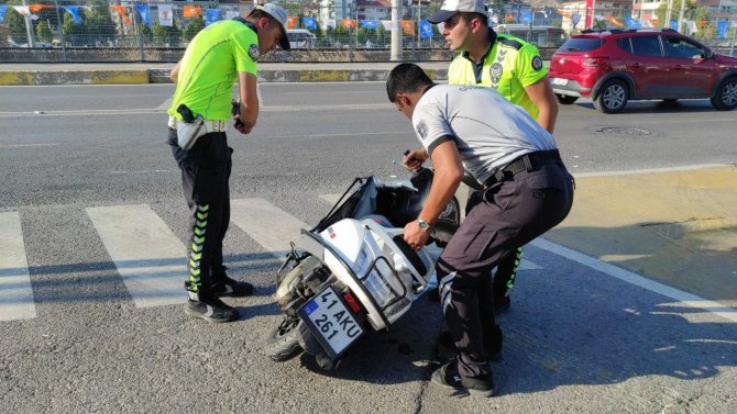 Otomobille Çarpışan Motosiklet Sürücüsünün Kaskı Parçalandı