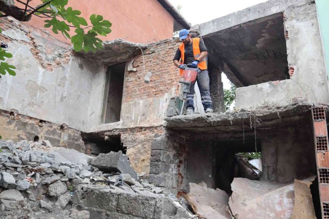 Tehlike Oluşturan Metruk Bina Yıkıldı