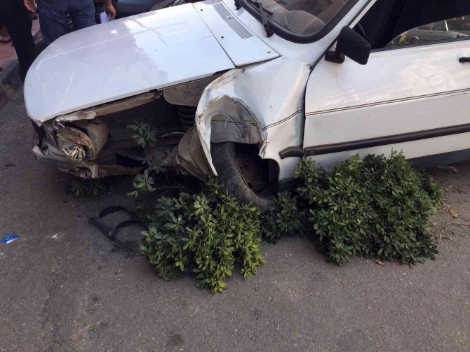 Freni Boşalan Otomobil Önce Direği Devirdi Ardından Kaldırıma Çarptı: 3 Yaralı
