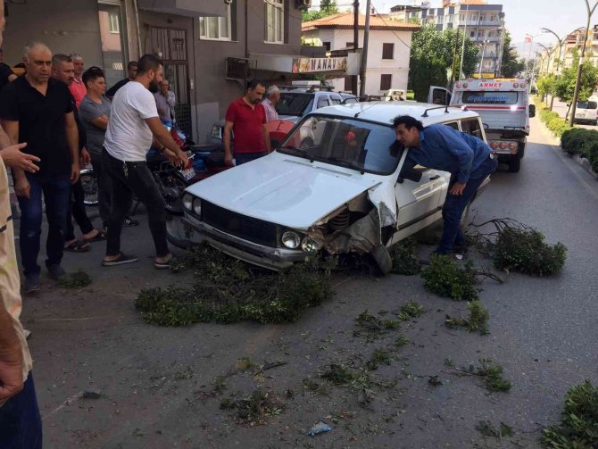 Freni Boşalan Otomobil Önce Direği Devirdi Ardından Kaldırıma Çarptı: 3 Yaralı