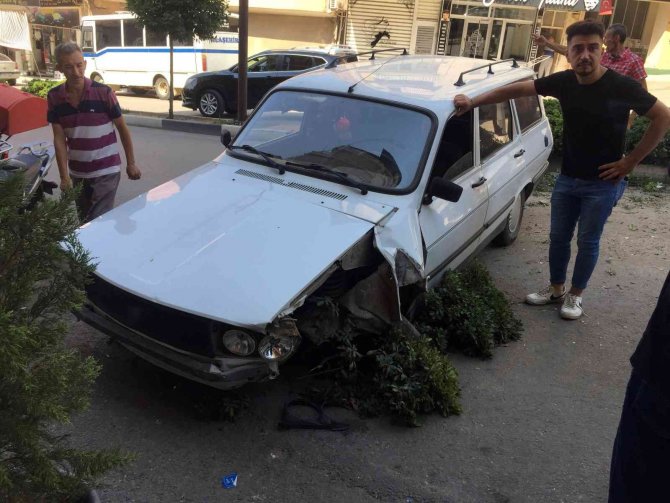 Freni Boşalan Otomobil Önce Direği Devirdi Ardından Kaldırıma Çarptı: 3 Yaralı