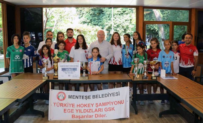 Başkan Gümüş, Şampiyon Takımı Tablet İle Ödüllendirdi