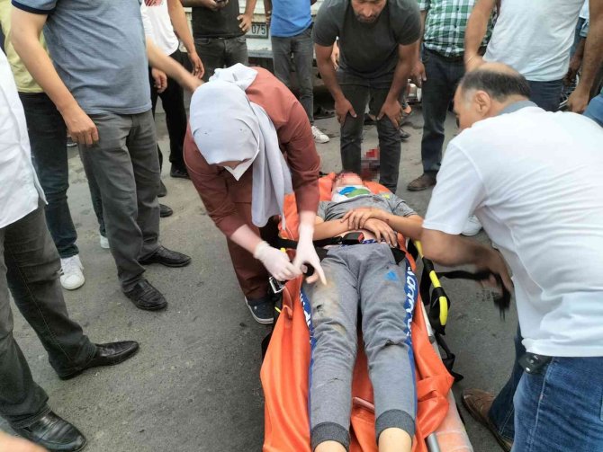 14 Yaşındaki Çocuğun Kullandığı Plakasız Motosiklet Kazaya Karıştı: 2 Yaralı