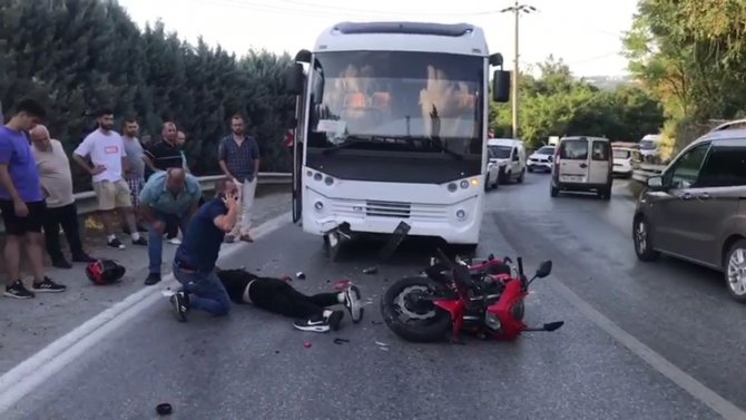 Motosiklet İle Midibüs Çarpıştı: 1 Yaralı