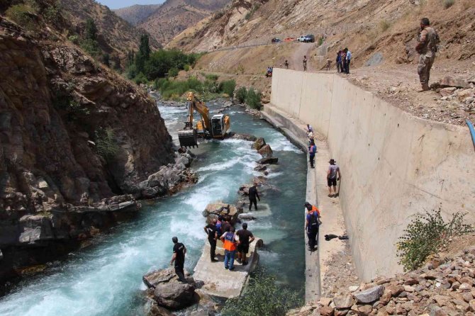 Siirt’te Suyun Yönü Değiştirilerek Kayıp Hemşireyi Arama Çalışmaları Sürdürülüyor
