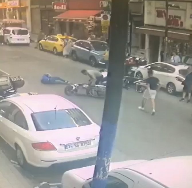 Şişli’de İlginç Kaza Kamerada: İ̇ki Motosikletli Kafa Kafaya Çarpıştı
