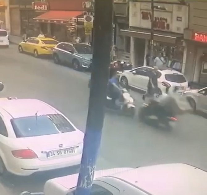 Şişli’de İlginç Kaza Kamerada: İ̇ki Motosikletli Kafa Kafaya Çarpıştı