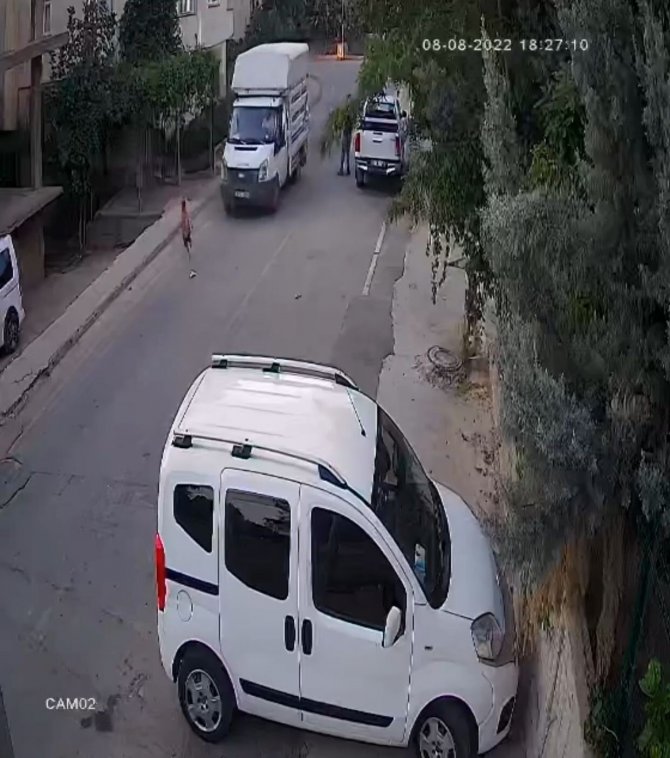Üzerinden Kamyonet Geçen Çocuk Burnu Bile Kanamadan Kurtuldu