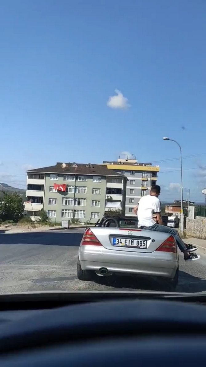 Sultanbeyli’de Üstü Açık Otomobilde Tehlikeli Yolculuk Kamerada