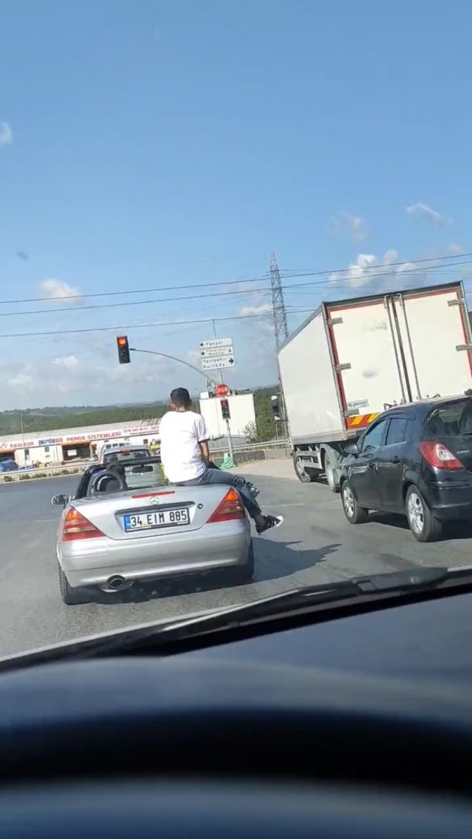 Sultanbeyli’de Üstü Açık Otomobilde Tehlikeli Yolculuk Kamerada