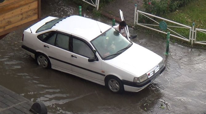 Suda Mahsur Kalan Arabasını Böyle Kurtardı