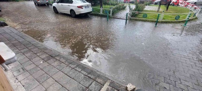 Meteoroloji Sarı Kodla Uyarmıştı: Tekirdağ’da Gökyüzünden Adeta Su Boşaldı