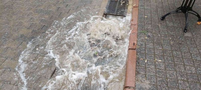 Meteoroloji Sarı Kodla Uyarmıştı: Tekirdağ’da Gökyüzünden Adeta Su Boşaldı