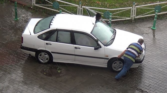 Suda Mahsur Kalan Arabasını Böyle Kurtardı