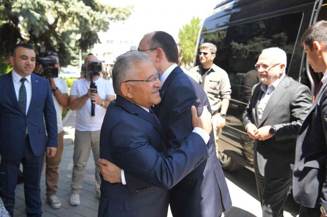 Bakan Muş’tan Başkan Büyükkılıç’a Tebrik Ve Teşekkür