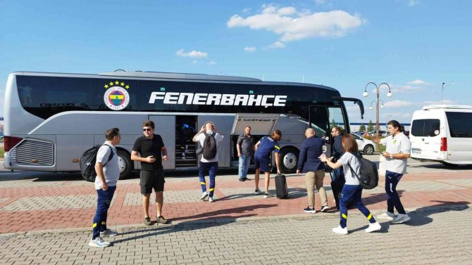 Fenerbahçe Çekya’da Çiçeklerle Karşılandı