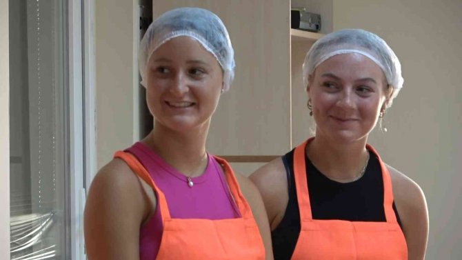 Yabancı Öğrenciler Türk Mutfağı’nda Mantı Yapmayı Öğrendi