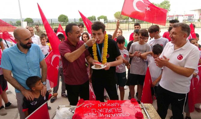 Dünya İkincisi Oldu, Memleketi Osmaniye’de Şampiyon Gibi Karşılandı