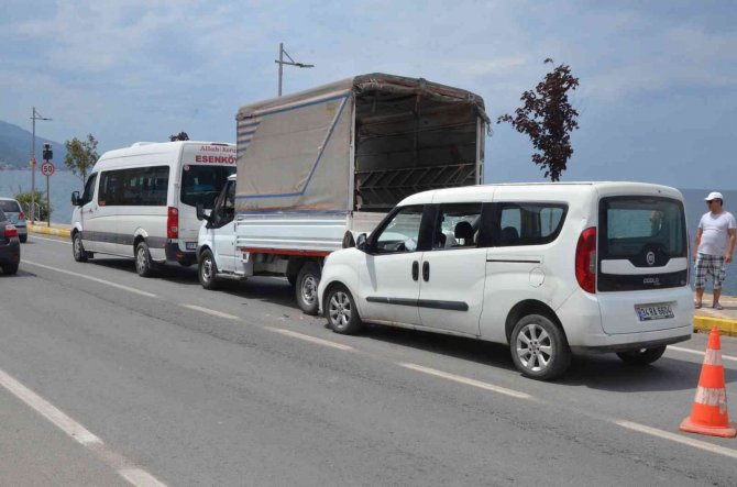 Yalova’da 3 Araçlık Zincirleme Kazada 1 Kişi Yaralandı