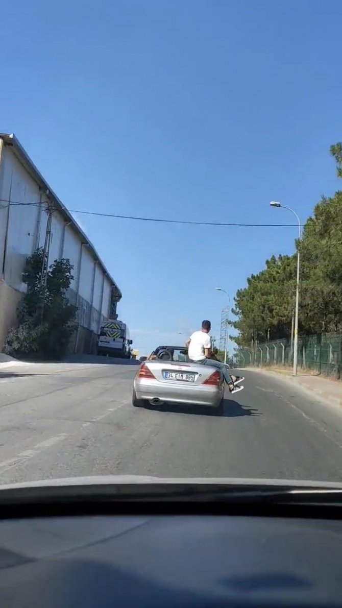 Sultanbeyli’de Üstü Açık Otomobilde Tehlikeli Yolculuk Kamerada