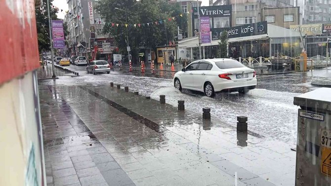 Çorlu’da Yağmur Yolları Göle Çevirdi