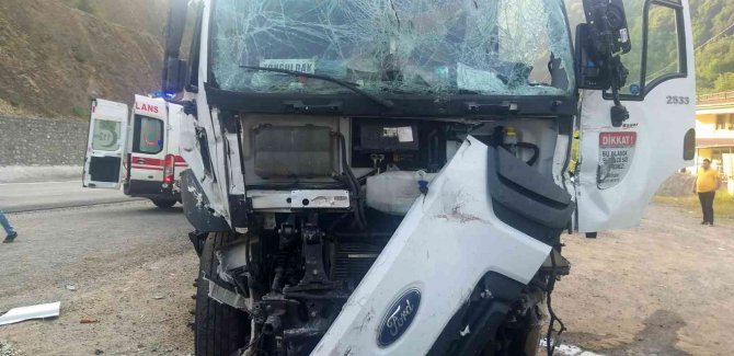 Ptt’nin Kargo Aracı Park Halindeki Tırların Arasına Daldı: 3 Yaralı