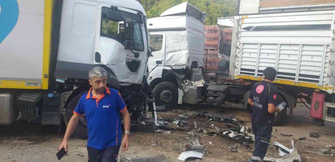 Ptt’nin Kargo Aracı Park Halindeki Tırların Arasına Daldı: 3 Yaralı