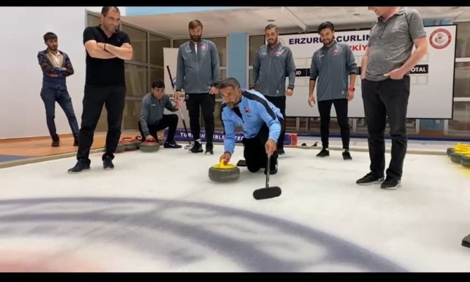 24erzincanspor Teknik Direktörü Karan, Yardımcılarıyla Birlikte Curling Oynadı