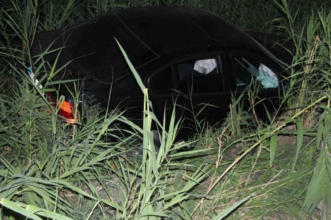 Adana’da Otomobil Otluk Alana Devrildi: 2 Yaralı