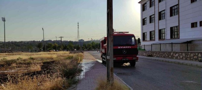 Ot Yangını İkametlere Sıçramadan Söndürüldü