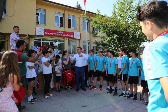 Muğla’nın Şampiyon Takımı Türk Bayraklarıyla Karşılandı