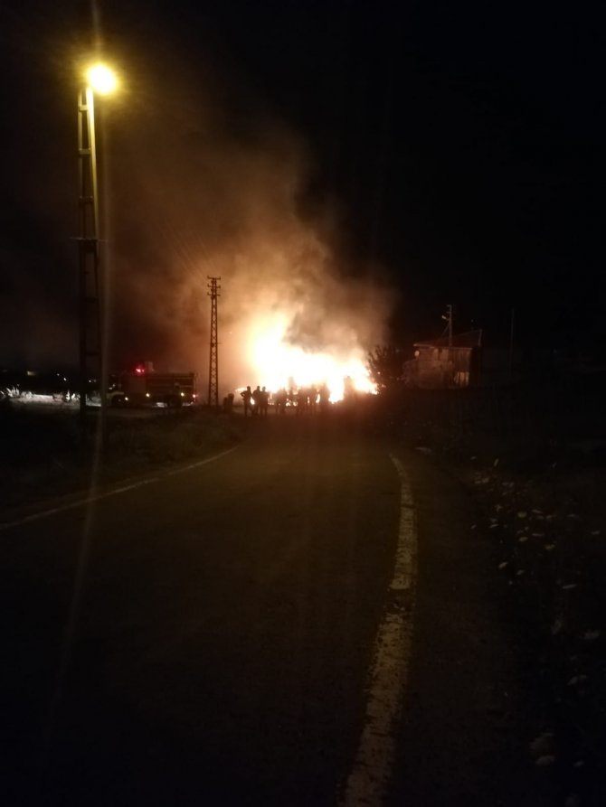 Başkent’te İki Katlı Ahşap Ev Yandı