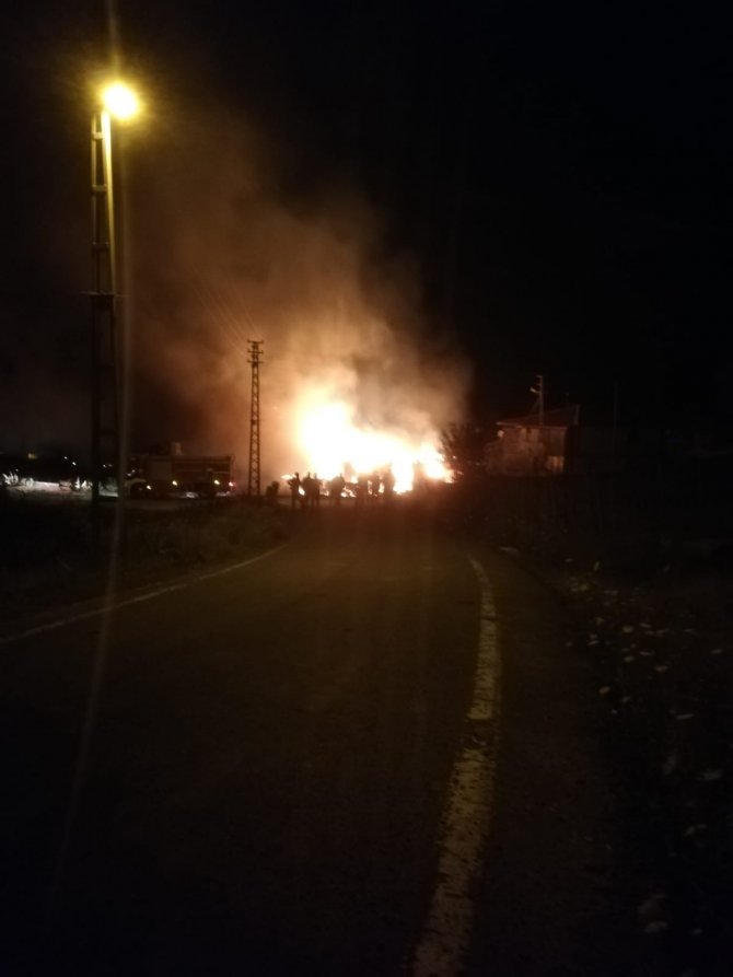 Başkent’te İki Katlı Ahşap Ev Yandı