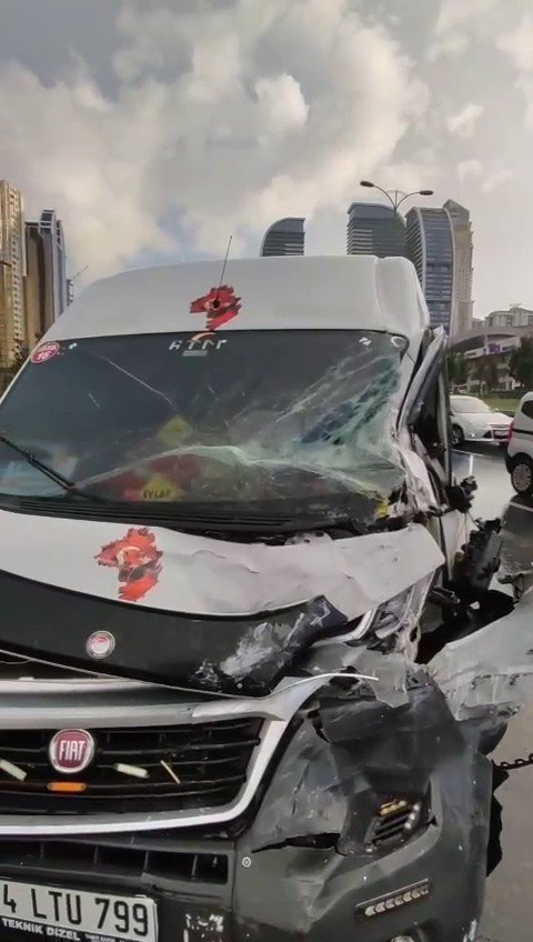 E-5 Bağlantı Yolunda Zincirleme Trafik Kazası Kamerada