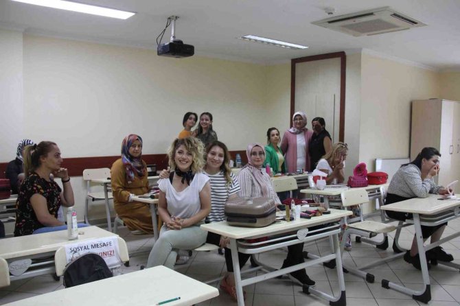 Kadınlar, Temel Makyaj Kursu’nda Kendilerini Geliştiriyor
