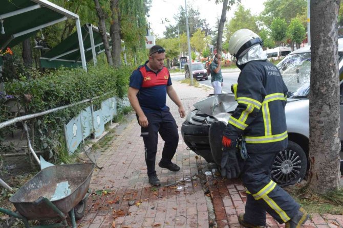 Kontrolden Çıkan Araç Bir Restoran Duvarına Çarparak Durabildi, 2 Kişi Yaralandı