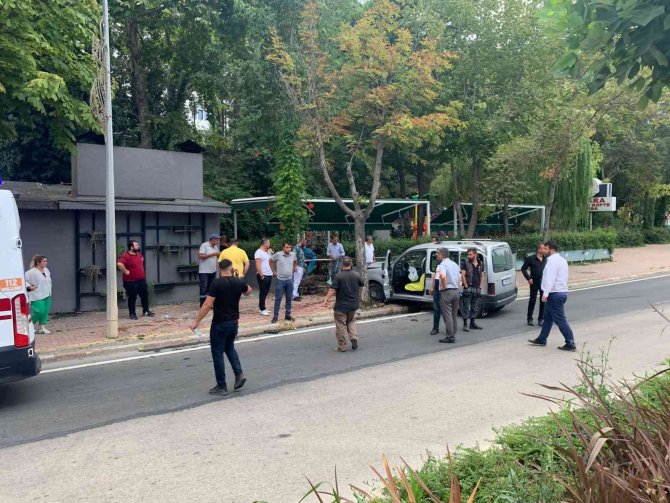 Kontrolden Çıkan Araç Bir Restoran Duvarına Çarparak Durabildi, 2 Kişi Yaralandı