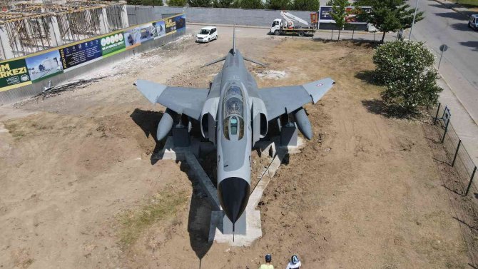 Türkiye’de İlk Kez Karadan Yürütülen F4 Savaş Uçağı Bilim Merkezi’ne Yerleştirildi