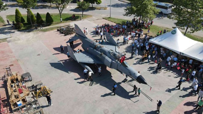 Türkiye’de İlk Kez Karadan Yürütülen F4 Savaş Uçağı Bilim Merkezi’ne Yerleştirildi