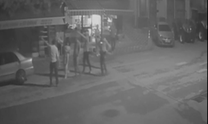 Cinsel Saldırıya Uğrayan Kadın Çıplak Halde Sokağa Kaçarak Esnafa Sığındı