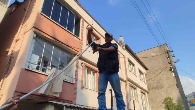 Bursa’da Elektrik Tellerine Asılı Kalan Karga Böyle Kurtarıldı