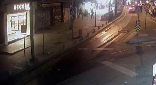 İ̇stanbul’da Dehşet Anları Kamerada: Tartıştığı Genci Sırtından Bıçaklayıp Restorana Sığındı