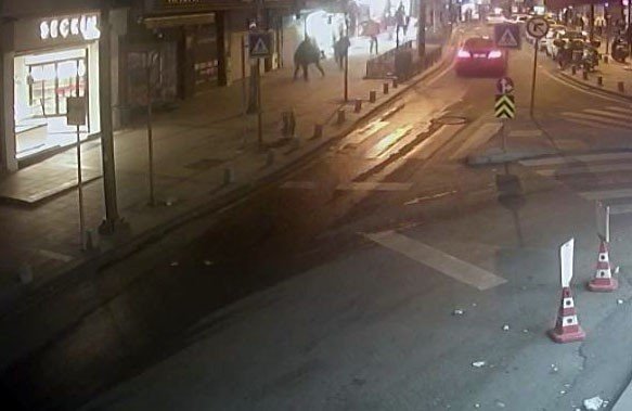 İ̇stanbul’da Dehşet Anları Kamerada: Tartıştığı Genci Sırtından Bıçaklayıp Restorana Sığındı