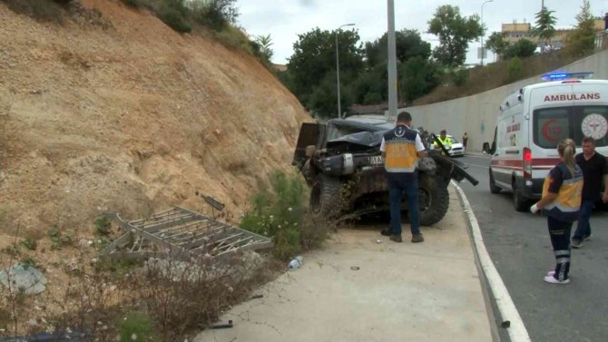 Arnavutköy’de Feci Kazada Bariyerleri Aşıp Alt Yola Uçtu