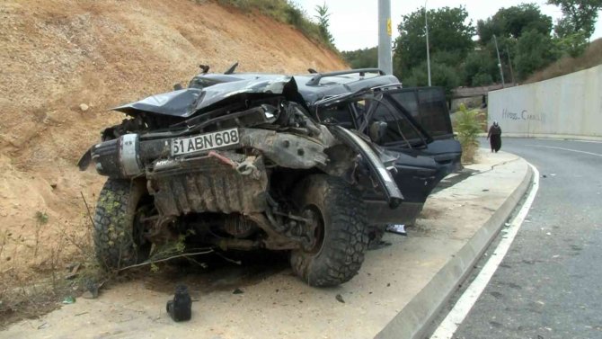 Arnavutköy’de Feci Kazada Bariyerleri Aşıp Alt Yola Uçtu