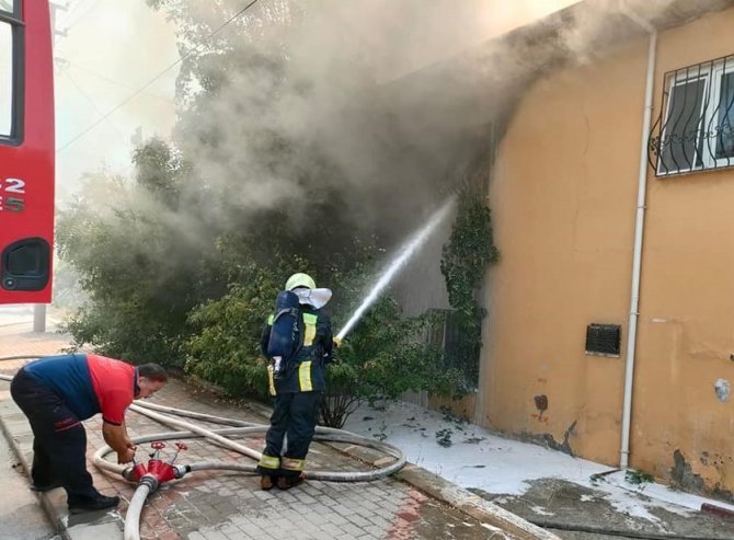 2 Katlı Evin En Üst Katı Alevlere Teslim Oldu