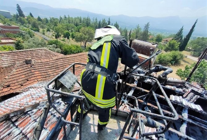 2 Katlı Evin En Üst Katı Alevlere Teslim Oldu